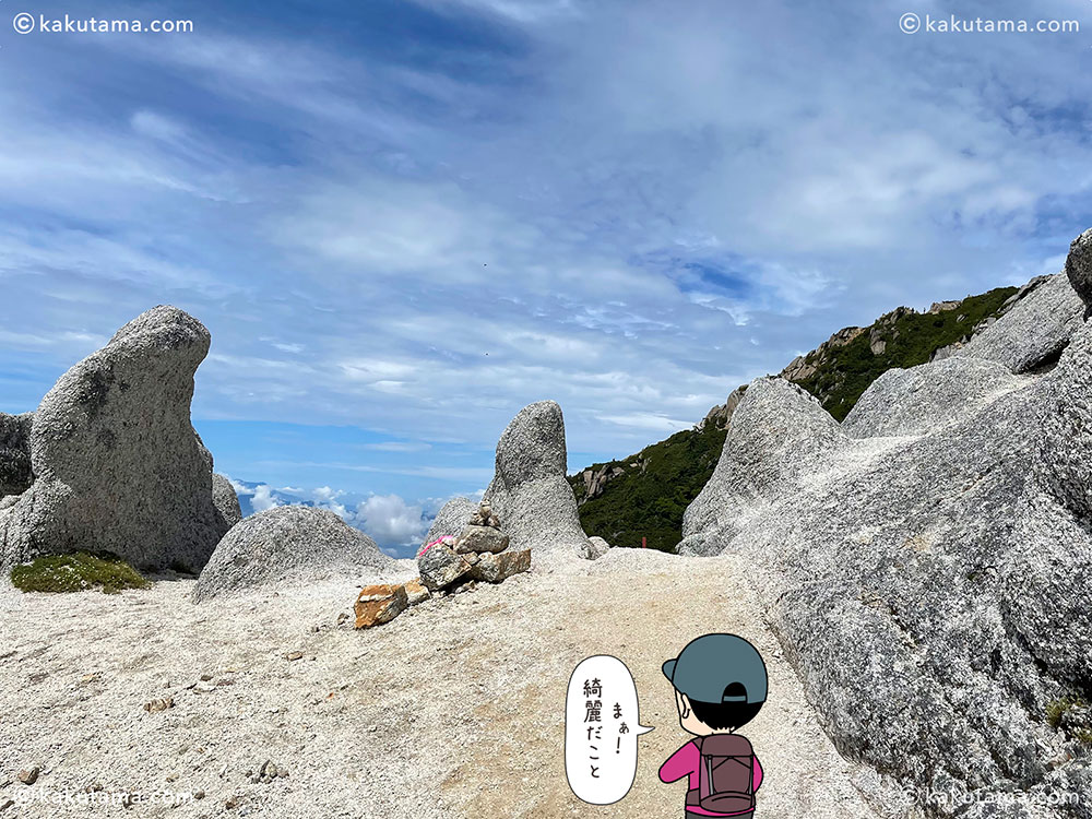 甲斐駒ヶ岳の花崗岩と青空の写真と登山者のイラスト