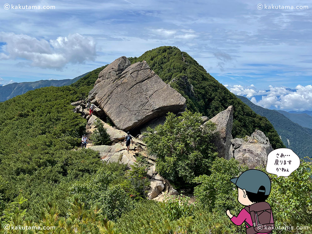 甲斐駒ヶ岳八合目からみた駒津峰への登山道の写真と登山者のイラスト